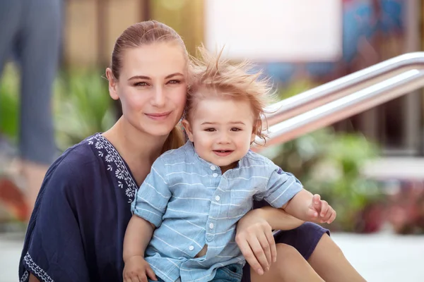 Portret Van Een Mooie Moeder Met Haar Kostbare Zoontje Met — Stockfoto