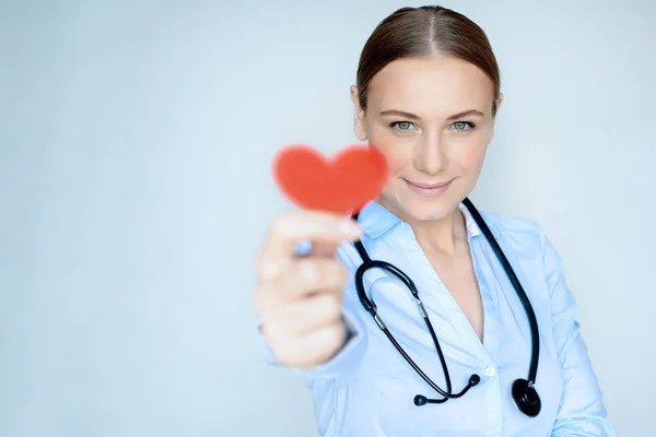 Retrato Uma Mulher Médica Com Coração Vermelho Mão Isolado Fundo — Fotografia de Stock