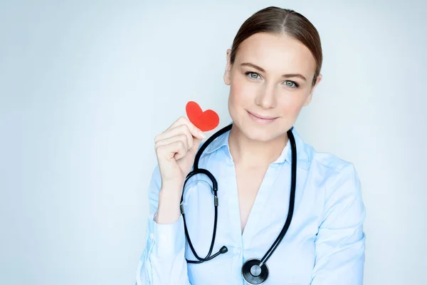 Küçük Kırmızı Bir Kadın Doktor Portresi Kalp Üzerinde Izole Mavi — Stok fotoğraf