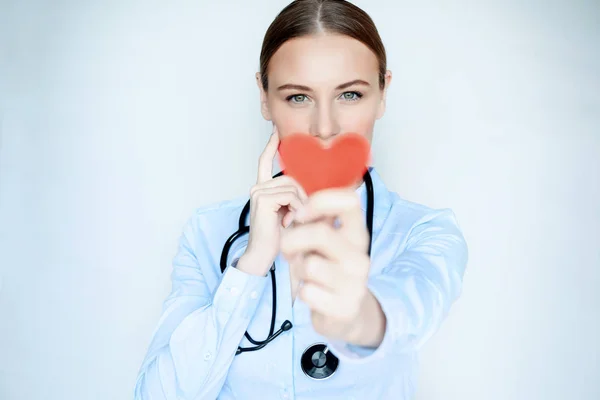 Portrait Une Femme Médecin Cœur Rouge Dans Les Mains Isolées — Photo