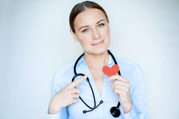 Portrait Beau Médecin Sérieux Avec Symbole Coeur Rouge Main Sur — Photo