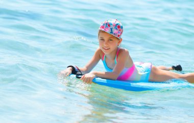 Su sporları, yaz cam içinde eğleniyor zevk bodyboard mavi şeffaf Denizi'nde mutlu küçük kız