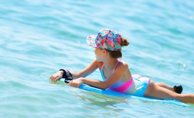 Yaz tatil beach resort zevk bir bodyboard yaz etkinlikleri, denizde yüzme mutlu neşeli küçük kız