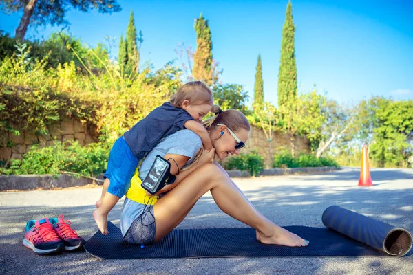 妈妈和她的儿子在阳光明媚的夏日公园里玩体育游戏 快乐的童年 良好的爱家庭观念 — 图库照片