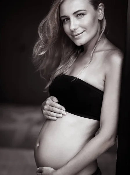 妊娠中自宅の美女彼女の腹 将来の母親のスタイリッシュな黒と白の写真に触れる愛の肖像 — ストック写真