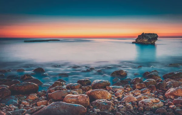 Bellissimo Tramonto Sul Mare Stupendo Paesaggio Costiero Pietroso Con Mistica — Foto Stock