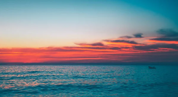 Beau Paysage Marin Avec Magnifique Coucher Soleil Rouge Dessus Fond — Photo
