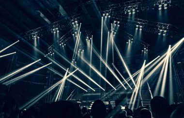 Rock konseri, birçok kişi gece müzikal perfermance üzerinde kutlama yeni yıl, parti zamanı, gençlik müzik festivali zevk, eğleniyor
