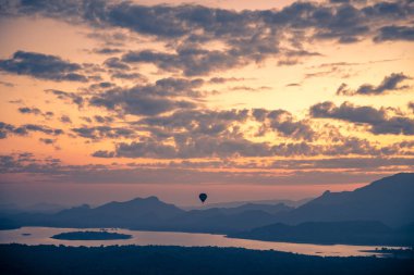 Sıcak hava balon gökyüzünde, dağlar üzerinde şaşırtıcı bulutlu gün batımı gökyüzü güzel görünümü, Sigiriya, Sri Lanka, Güney Asya'ya seyahat yaz