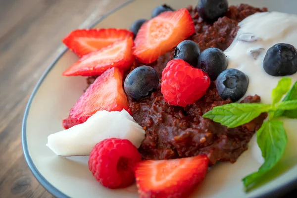 Chutné Zdravé Snídaně Čerstvé Šťavnaté Ovoce Bobule Desce Jogurt Müsli — Stock fotografie