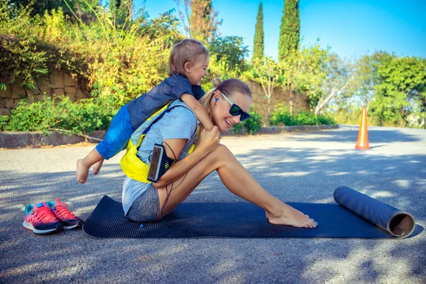 Lepilemur Moeder Met Kind Buiten Doen Fitness Oefening Gelukkige Familie — Stockfoto