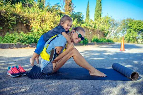 Lepilemur Moeder Met Kind Buiten Doen Fitness Oefening Gelukkige Familie — Stockfoto