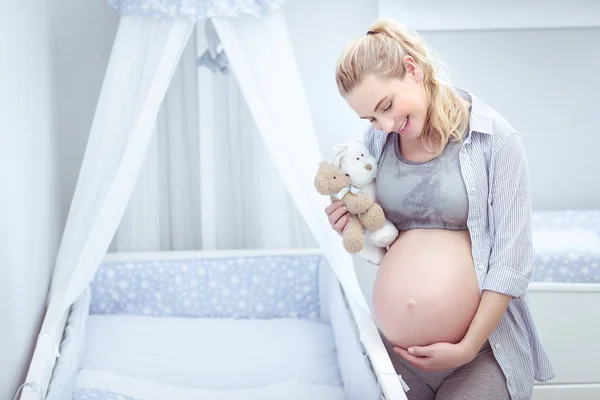 Carina Donna Incinta Casa Futura Madre Con Tenerezza Tocca Pancia — Foto Stock