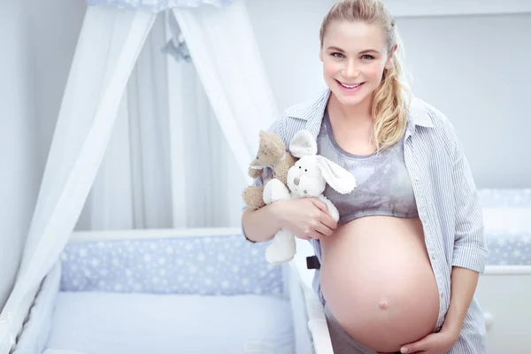 かわいい妊娠女性自宅で優しさと将来の母親は彼女のおなかに触れる 彼女の赤ちゃんは 幸せなマタニティ コンセプトの子供の部屋を準備しています — ストック写真
