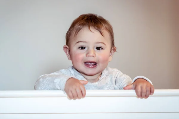 Portret Van Een Schattige Kleine Jongen Die Permanent Wieg Kinderkamer — Stockfoto