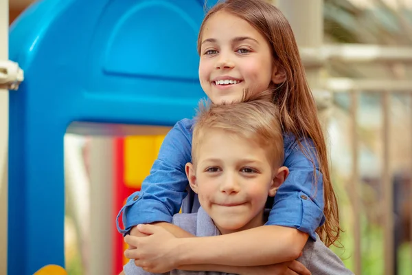 Retrato Bonito Irmãos Divertindo Juntos Parque Infantil Irmão Irmã Com — Fotografia de Stock