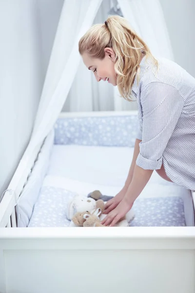 Mulher Grávida Feliz Prepara Quarto Das Crianças Para Seu Bebê — Fotografia de Stock