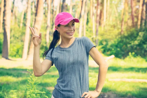 Portret Van Een Mooie Gelukkige Vrouw Plezier Het Bos Mooi — Stockfoto