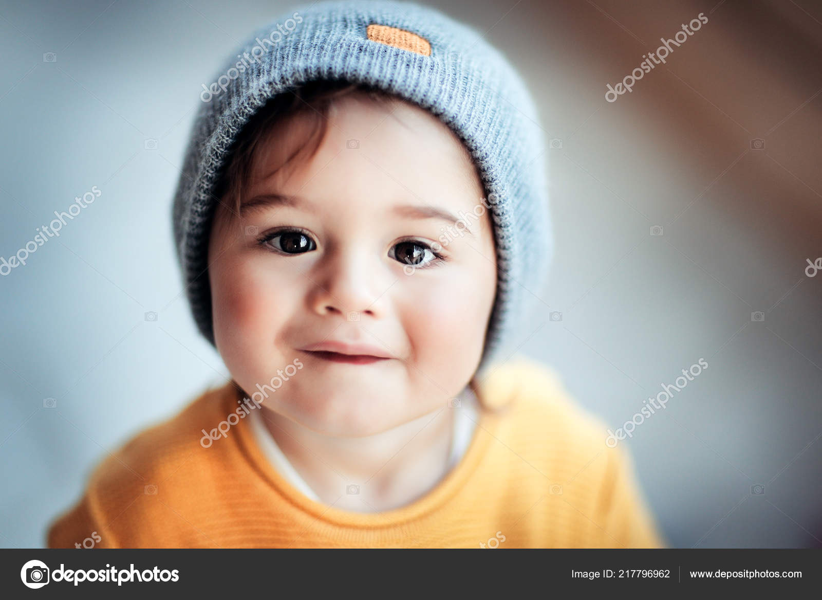 Retrato Lindo Bebé Sonriente Feliz Con Ropa Abrigo Elegante Moda