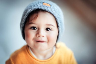 Çocuklar moda, şık sıcak elbiseler giymiş bir şirin mutlu gülümseyen Bebek portresi trendy bak sonbahar sezon çocuklar için