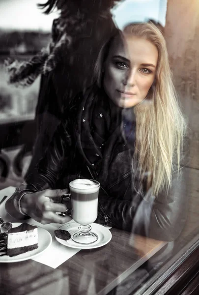 Портрет Гарної Але Сумної Жінки Каву Кафе Самотньо Продуманої Красивої — стокове фото