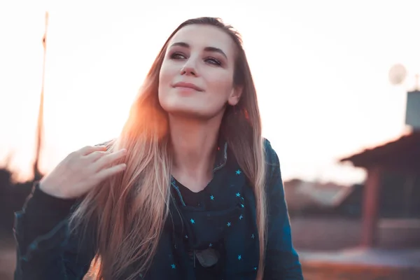 Authentieke Vrouw Portret Straat Milde Zonsondergang Licht Genieten Van Het — Stockfoto