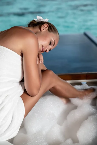 Menina Bonita Desfrutando Banho Quente Agradável Incrível Vista Para Mar — Fotografia de Stock