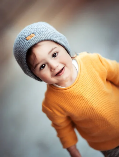 Retrato Bebê Sorridente Feliz Bonito Vestindo Roupas Quentes Elegantes Moda — Fotografia de Stock