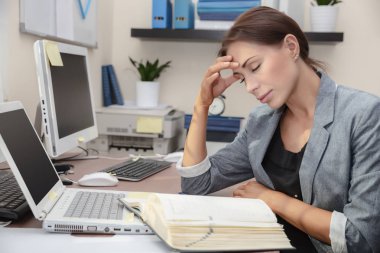 Yorgun kadın iş yerinde, baş ağrısı, belgeler, zor office iş kavramı ile ilgili sorunlar ofiste güzel işkadını uğrar
