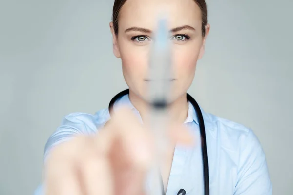 Médecin Confiante Jeune Femme Avec Seringue Isolée Sur Fond Gris — Photo