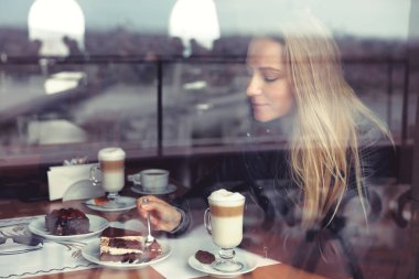 Tatlı lezzetli tatlı, Genç insanların rahat kentsel yaşam zevk güzel erkek pasta yeme ve içme kahve sıcak sıcak atmosferde Cafe