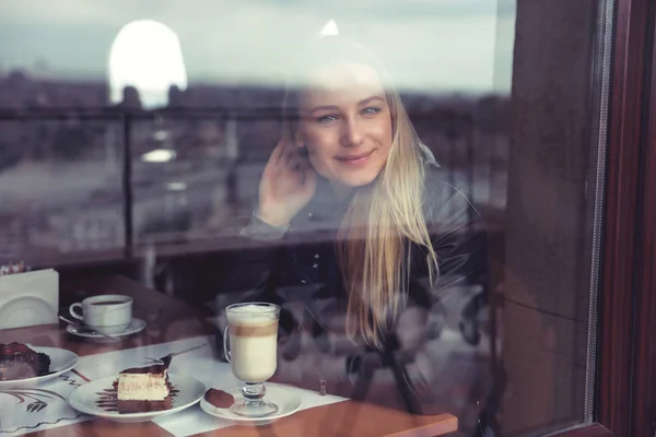 Mooie Vrouw Café Warme Gezellige Sfeer Genieten Van Uitzicht Door — Stockfoto