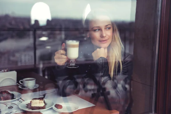 Mulher Bonita Bebendo Latte Café Olhando Pela Janela Desfrutando Bebida — Fotografia de Stock
