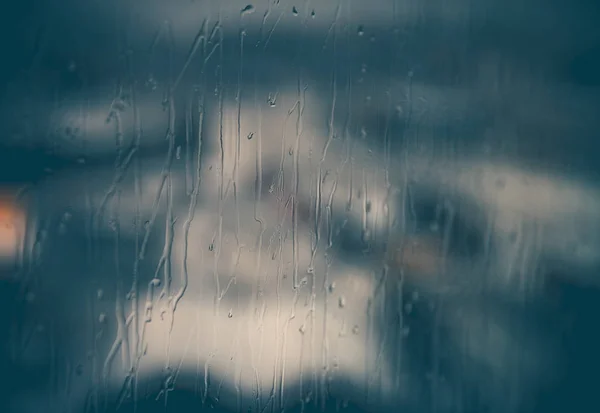 抽象雨窗背景 雨滴流在玻璃上 寒冷季节 悲伤促 — 图库照片