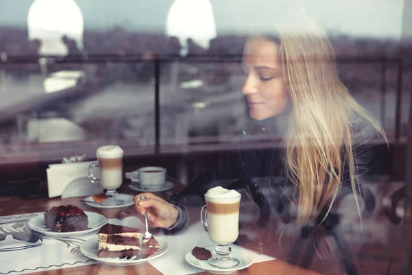 Mooie Vrouw Café Eten Taart Drinken Latte Warme Gezellige Sfeer — Stockfoto