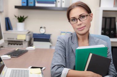 Güzel ofis çalışanı, çok iş yerinde, başarılı iş insan ve yaşam, kadın entrepreneu elinde klasörlerle kadın portresi