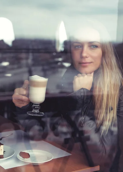 Portret Van Een Dromerige Meisje Met Kopje Latte Zitten Het — Stockfoto