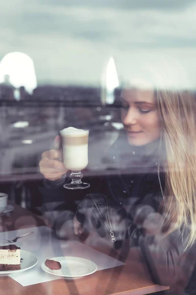 Mooie Blonde Vrouw Een Café Zitten Genieten Van Latte Met — Stockfoto