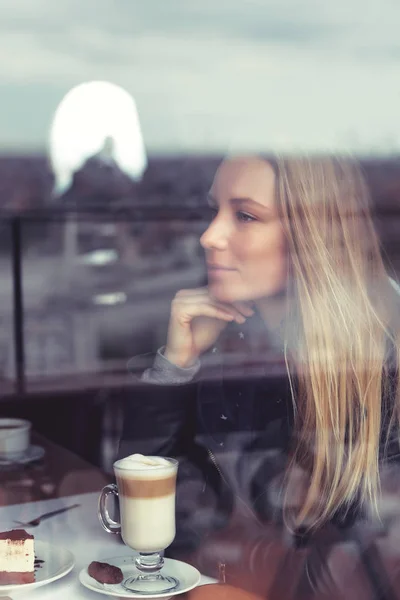 Portret Van Een Dromerige Meisje Met Kopje Latte Zitten Het — Stockfoto