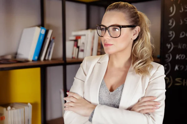 若い起業家のオフィス 若い実業家の成功したキャリアで働く 眼鏡を身に着けているかなり深刻な女性の肖像画 — ストック写真