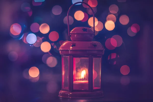 美丽的圣诞装饰 复古风格的红色灯笼与蜡烛在节日模糊的背景下 新年快乐时间 — 图库照片