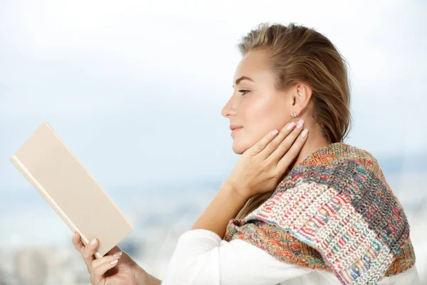 Vista Perfil Libro Lectura Femenina Tranquila Agradable Casa Auténtica Belleza —  Fotos de Stock