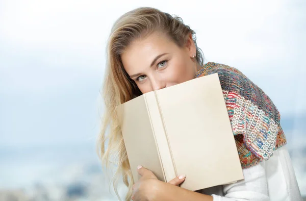 Schöne Ruhige Frau Mit Vergnügen Liest Ein Buch Hause Authentische — Stockfoto