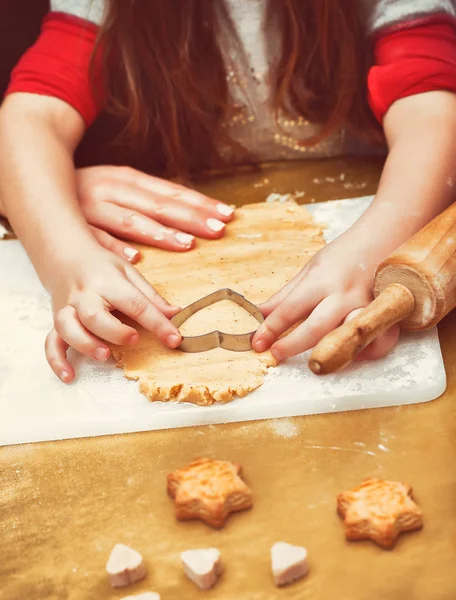 小女孩与母亲的帮助 使美味的甜自制饼干 传统的圣诞糖果 良好的圣诞节家庭传统 — 图库照片