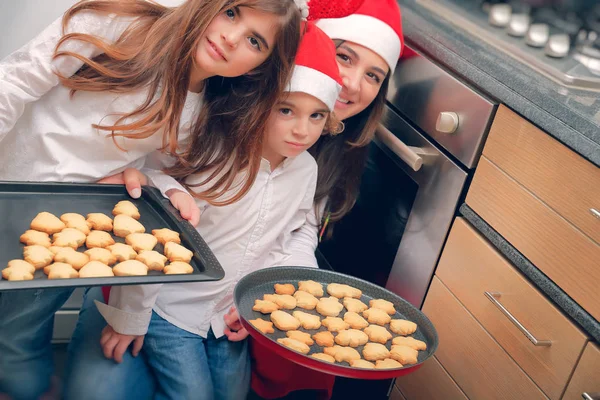 Mamma Felice Con Due Simpatici Bambini Che Cuociono Gustosi Biscotti — Foto Stock