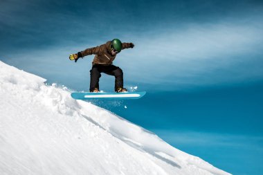 Snowboard bir numara şaşırtıcı bir karla kaplı dağlarında yamaçta güneşli kış günü, aşırı kış tatil gerçekleştirir