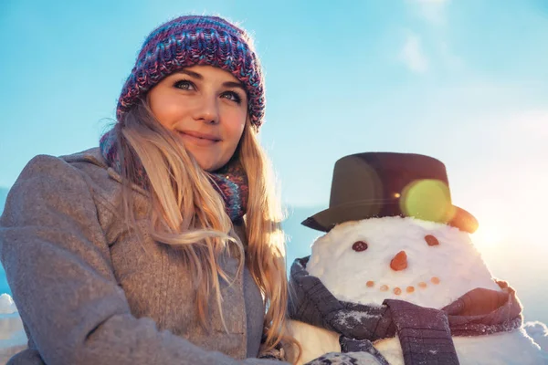 一个快乐漂亮的女性在户外堆雪人的画像 传统的冬季游戏时间 快乐的寒假 — 图库照片