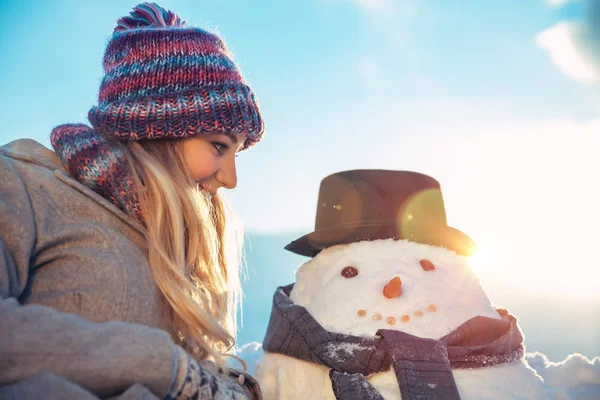 Portrait Cheerful Woman Made Cute Snowman Outdoors Sunny Frosty Day — Stock Photo, Image