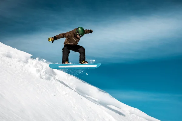 Snowboarder Wykonuje Trick Stoku Ośnieżone Góry Niesamowite Słoneczny Zimowy Dzień — Zdjęcie stockowe