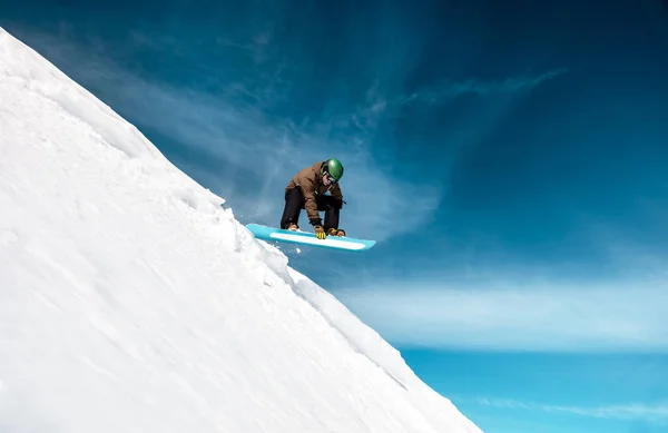 Aktywny Człowiek Snowboardzie Śnieżnych Górach Nad Błękitnym Tle Nieba Szczęśliwy — Zdjęcie stockowe